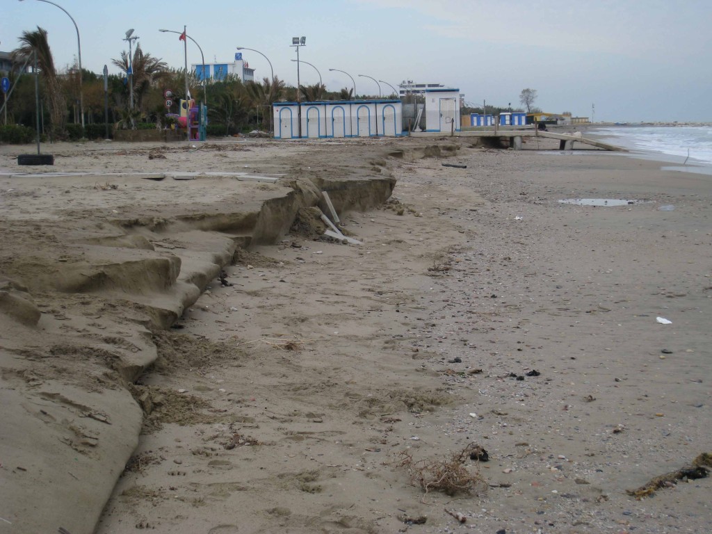 Erosione costa Villa Rosa sud, partiti i lavori di messa in sicurezza 