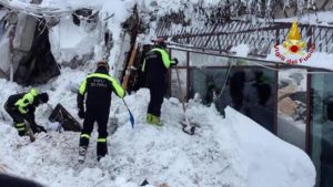 Italy quake, Abruzzo hotel hit by avalanche snow