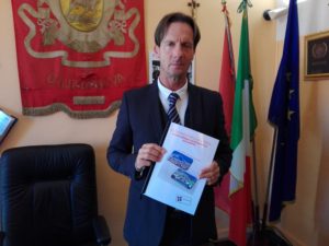 il sindaco con lo studio di massima per l'ospedale costiero di primo livello
