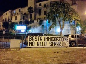 striscioni immigrazione