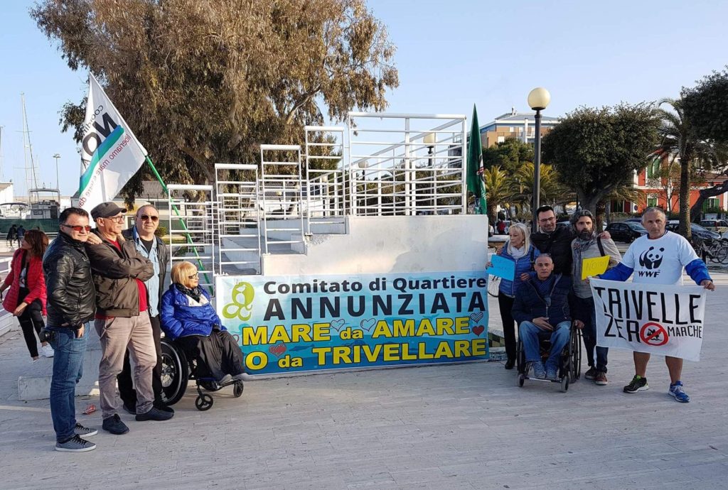 Giulianova, grande partecipazione al flash mob contro le trivellazioni in mare