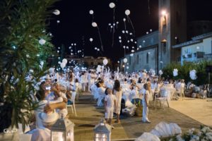 Torna la cena in bianco a Martinsicuro: il dress code è d'obbligo