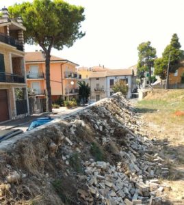 Nereto, cede muro ex campo Romeo Menti: sindaco dispone messa in sicurezza