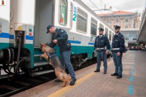 Controlli alle stazioni di Alba Adriatica e Giulianova: eroina sequestrata a studente