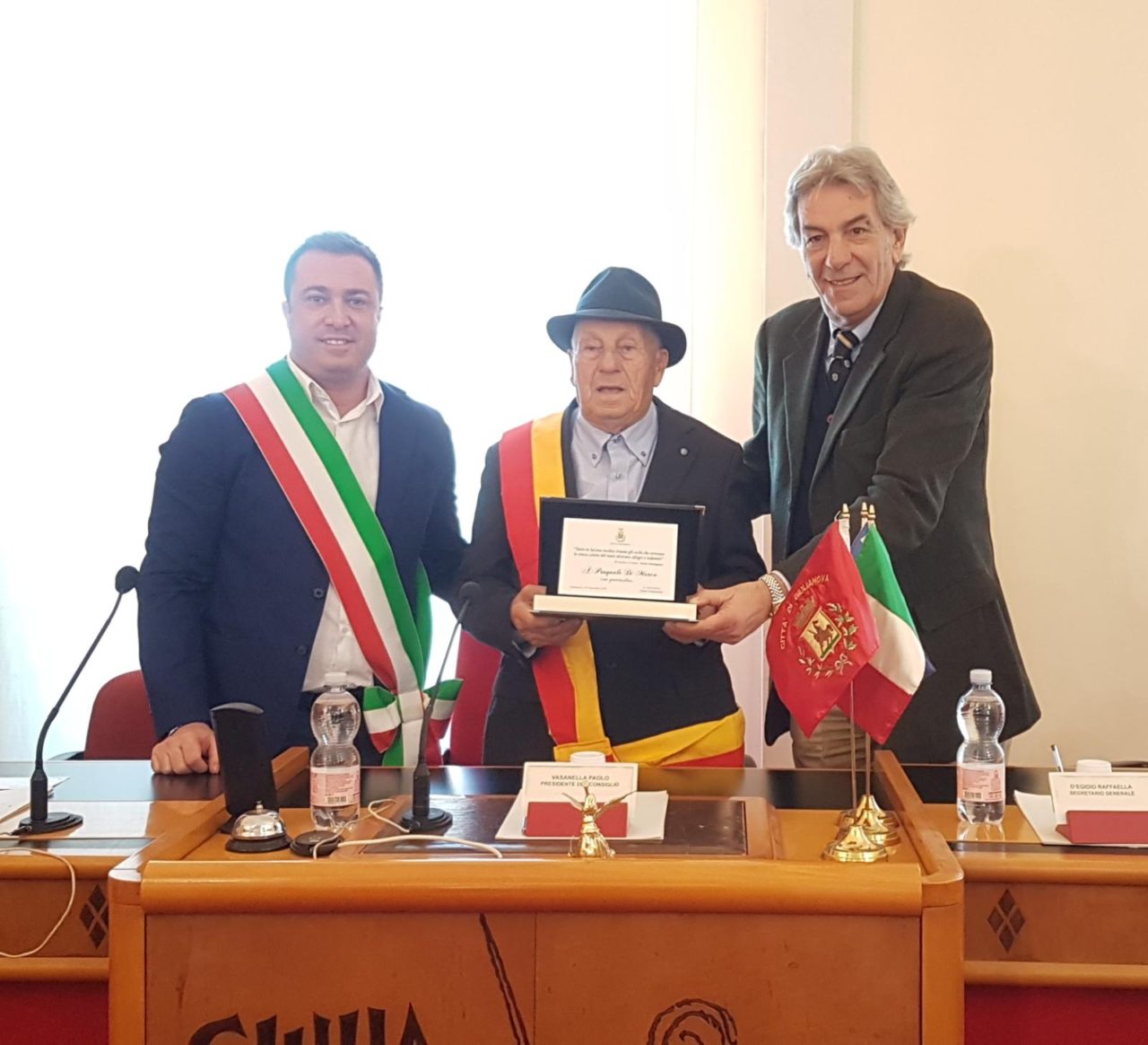 Giulianova, il sindaco consegna un riconoscimento a Pasquale Di Marco