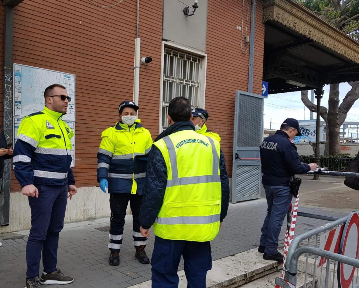 Giulianova, donna sorpresa alla stazione con sospetto Covid: bloccata e rimandata a casa