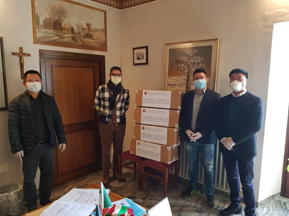 Sant'Omero, donate 2000 mascherine dalla comunità cinese