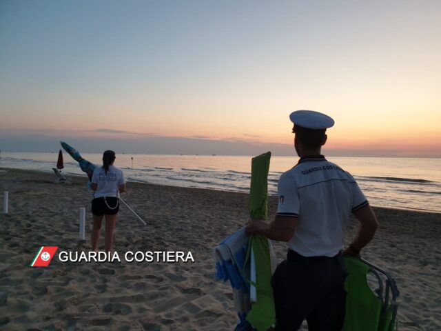 Tortoreto, rimossi ombrelloni e lettini lasciati in spiaggia libera