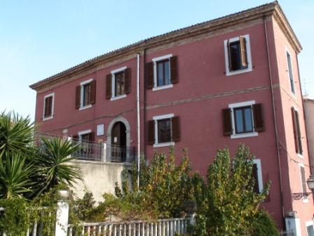 Sant'Omero, biblioteca chiusa. Comitato scrive al ministro Franceschini