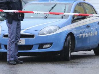 Uccide la moglie con 10 coltellate dopo una lite, 77enne fermato a Cagliari