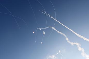 Israele, raffica di razzi su Tel Aviv. Hamas: “Soldato israeliano preso in ostaggio a Gaza”