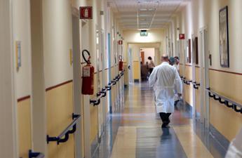 Roma, va in ospedale per un mal di gola e muore a 44 anni