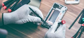 Unione Europea, riparare gli smartphone anziché buttarli: nuove regole