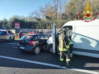 Roma, maxi incidente sul Gra: coinvolti 6 veicoli, un morto