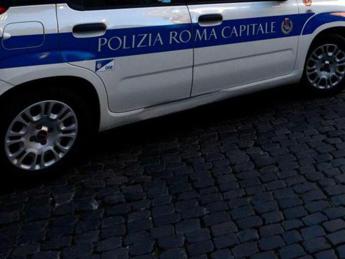 Tragico incidente a Roma, coppia investita da auto: morto anziano, ferita la moglie
