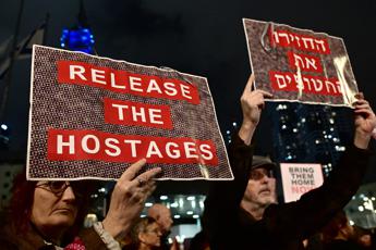 Ostaggi Hamas, la bozza dell’accordo: 3 prigionieri palestinesi per ogni civile rilasciato