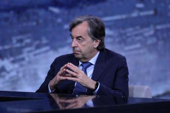 Tumori, Burioni: “Vaccinate i vostri figli contro Papillomavirus”