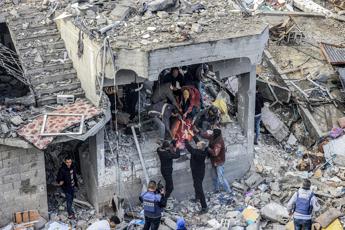 Gaza, raid sulla folla in attesa degli aiuti umanitari: oltre 100 morti
