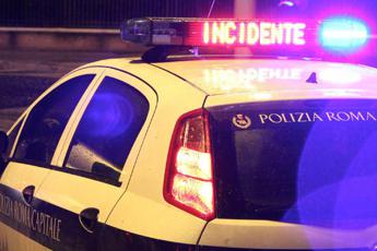 Incidente a Roma, scontro tra auto e moto: morto 37enne