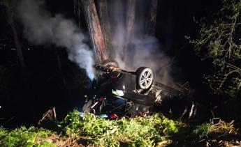 Roma, a folle velocità su via Casilina: auto si ribalta e prende fuoco, 2 morti