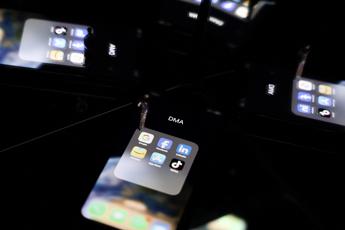 Apple rimuove WhatsApp e Threads dallo store in Cina, Pechino: “Ragioni di sicurezza”