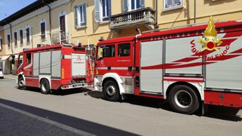Crolla tetto nel milanese, operaio precipita e muore