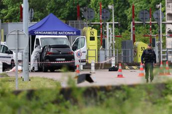 Francia, assalto a furgone polizia: 2 agenti uccisi, altri feriti. Detenuto e aggressori in fuga