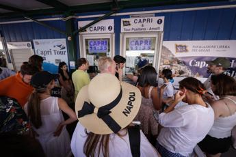 Capri ancora senz’acqua, stop ai turisti. In arrivo navi cisterna e autobotti