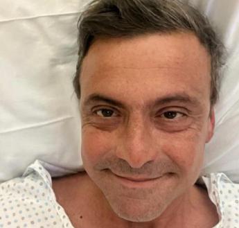 Carlo Calenda operato, selfie dal letto d’ospedale: “Affettato, ma tutto bene”