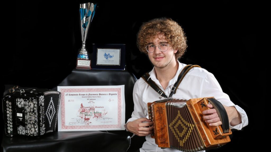 Nicolò Di Mattia a soli 17 anni è campione europeo di organetto