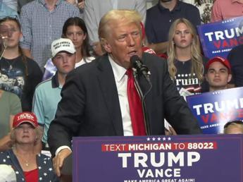 Trump, primo comizio dopo l’attentato: “Biden è stupido, democratici disperati”