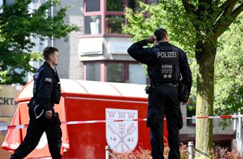 Attacco Solingen, attentatore si consegna e confessa: doveva essere espulso in 2023