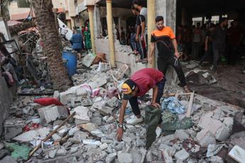 Gaza, Hamas: “100 morti in raid su scuola”. Israele: “Era nascondiglio terroristi”