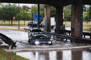 Maltempo, scatta allerta meteo da Nord a Sud. Nubifragio nella notte a Roma