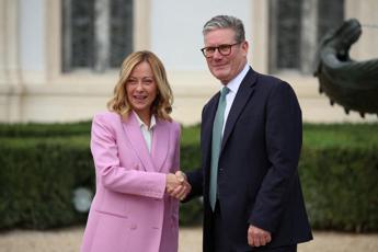 Meloni accoglie Starmer: “Intensificare cooperazione per lotta ai trafficanti”