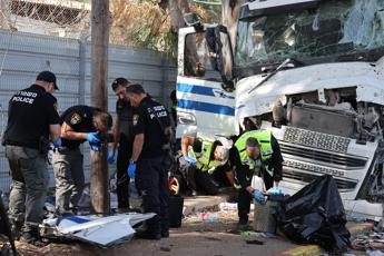 Tir contro fermata bus a Tel Aviv, un morto e oltre 30 feriti. Polizia: “E’ attentato”