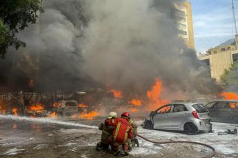 Raid Israele su Beirut: “Colpiti obiettivi Hezbollah, cittadini usati come scudi umani”