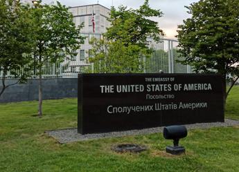 Ucraina, “possibile attacco significativo”: chiudono ambasciate a Kiev