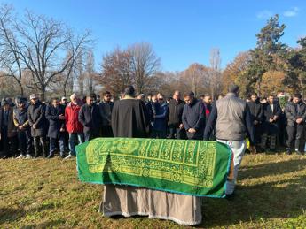 A Milano i funerali di Ramy, l’addio tra gli amici: appello dell’Imam alle istituzioni