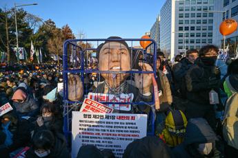 Corea del Sud, impeachment per il presidente Yoon: “Mi faccio da parte”