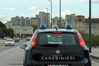 Napoli, due giovani accerchiati e accoltellati all’uscita della stazione