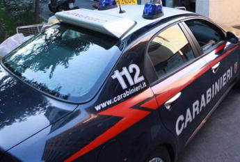 Uccide il padre a coltellate e fugge con 100mila euro, fermato 27enne