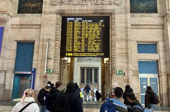 Caos treni a Milano, cancellazioni e ritardi fino a 4 ore: cosa succede