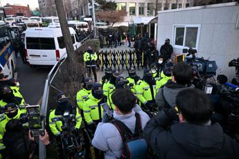 Sudcorea, sospeso l’arresto del presidente deposto Yoon