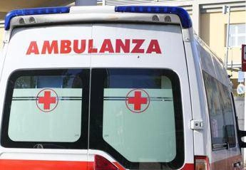 Roma, bimbo incastrato con la mano in un tombino all’asilo