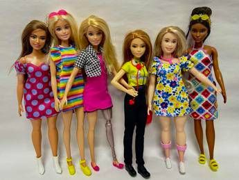 Barbie scende dai tacchi, così è cambiata dal 1959 ad oggi