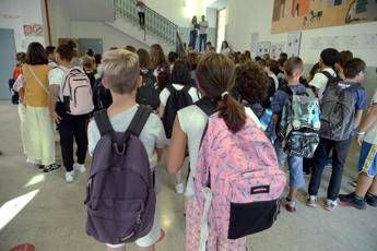 No a standard imposti dai social ai ragazzi, medici estetici nelle scuole