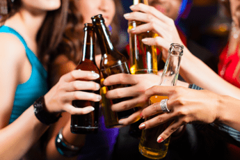 Alcol, esperto: “Allarme binge drinking tra minori, a rischio fegato e cervello”