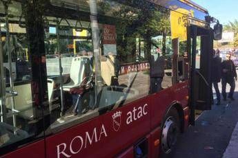 Roma, autista lo richiama: “Non si fuma sul bus”. Passeggero attacca con una sega