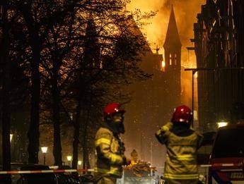 Brucia chiesa in centro ad Amsterdam, crolla il campanile
